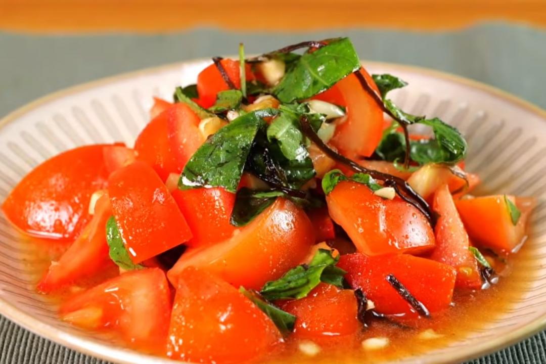 「鹽昆布涼拌番茄」甘甜開胃！極簡小菜拌一拌就入味