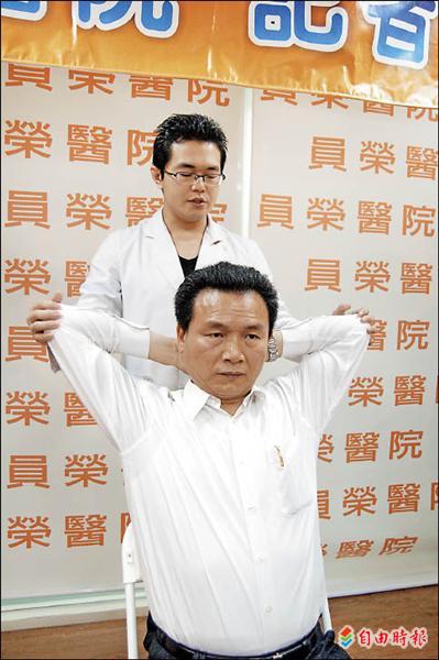 低頭辦公、睡覺落枕 鎮長頸肩急性肌筋膜炎 險癱