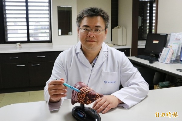 醫病》熟男為留學熬夜苦讀 出國前夕罹B肝