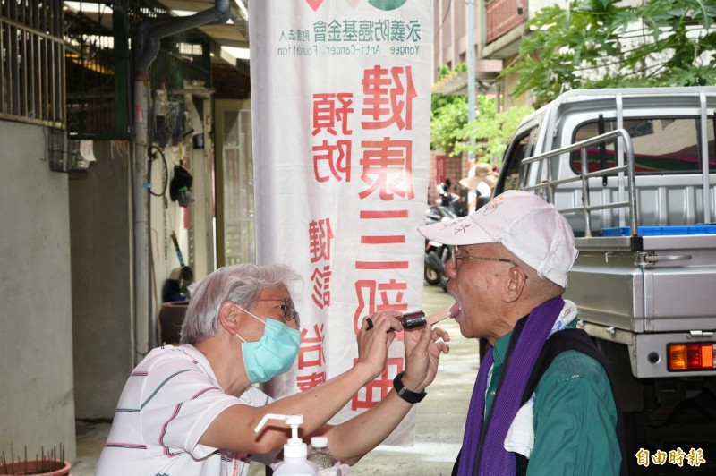 鹽埕區文武聖殿今天很熱鬧 有義診、義剪、義賣