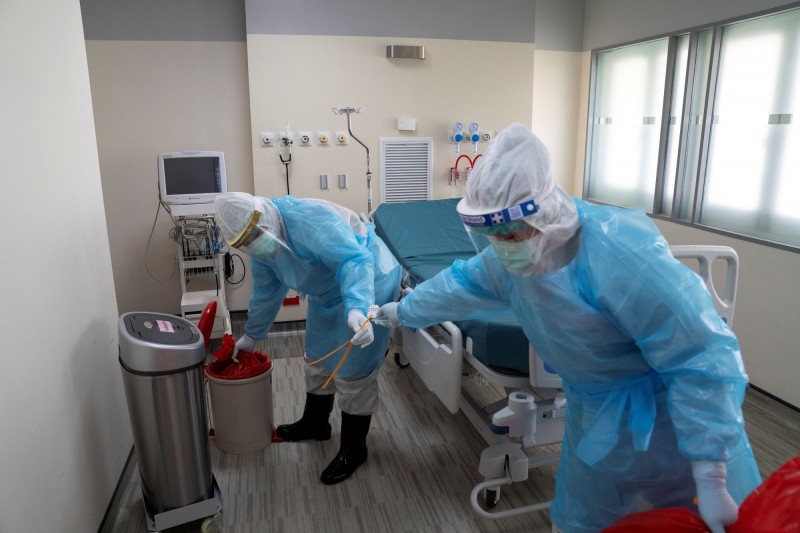 救治染疫患者壓力巨大 泰國醫護：半夜驚醒以為還在加護病房