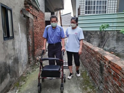 阿公中風不能騎腳踏車 換這個車又能趴趴走