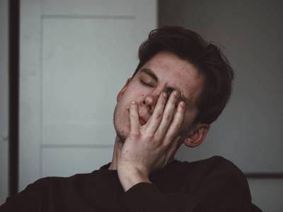 健康網》昏昏欲睡的青少年 晚睡早起讓他們每月有7.7天頭痛