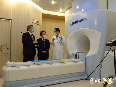 高醫啟用全方位核磁治療儀  感謝10多名歐美醫材人員來台裝設