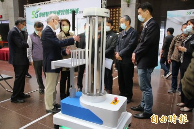 北市府攜手亞太電信 推防疫清消機器人助聯醫醫護