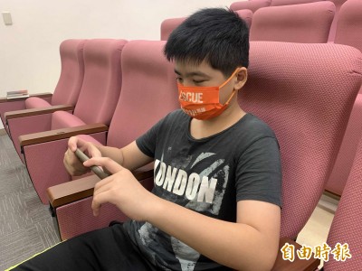 貧童手足輪流用母手機上課  中國附醫與企業送電腦與白米