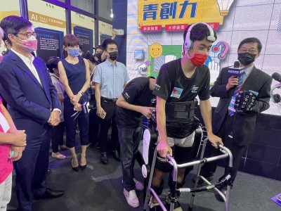 腦波可控制骨骼機器人復健下肢 亞灣新創展秀未來醫療科技