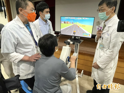 7旬婦車禍手腳幾乎癱瘓  「打怪」復健  直呼「太好玩了！」