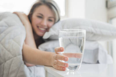 健康網》4招水分補充到位！ 醫：肌膚保濕、消痘、消粉刺