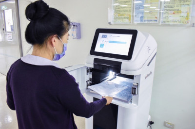 新竹臺大分院生醫竹北院區急診室和急診藥局 添送藥機器人跑腿