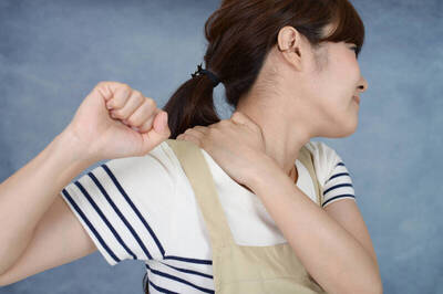 健康網》年輕人也會有五十肩！醫授居家「復健5運動」改善疼痛