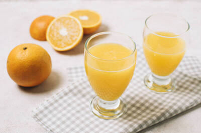 健康網》100％純果汁恐是變胖地雷 營養師：熱量高、易續杯