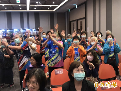 新北市表揚傑出長照人員、照服團體 侯友宜感慨：照顧是漫長的路