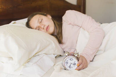 健康網》出國時差難調？ 醫教2秘訣助好眠