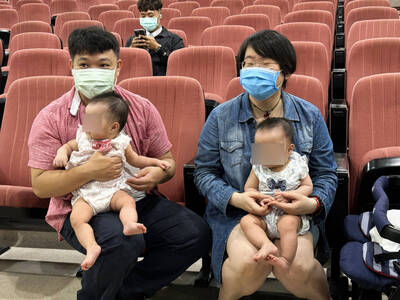 台日夫妻10年未孕 切除子宮瘜肉甜當雙寶爸媽