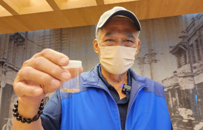 6旬男喝啤酒排結石反腎水腫 緊急內視鏡取石解大患