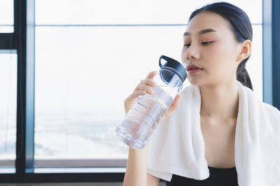 健康網》夏季玩水熱身很重要！醫列4注意事項