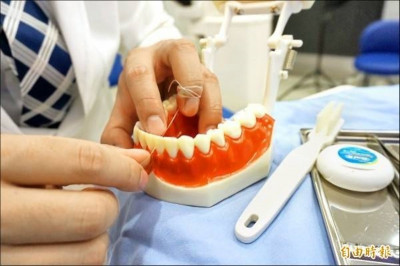 長輩請注意！ 假牙清潔勿輕忽 每週至少一次使用清潔錠