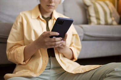 健康網》手機調深色模式能護眼？ 醫：實際上無效