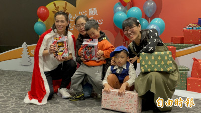伴早療兒童過耶誕！郭婞淳化身「能量姊姊」分送禮物