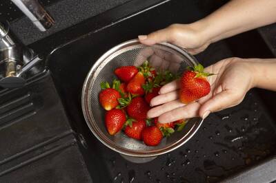 健康網》擔心草莓有農藥？ 營養師教清洗3步驟「莓」煩惱