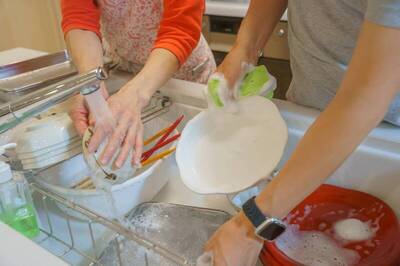 健康網》洗碗彎腰害痠痛？ 醫教「這樣做」輕鬆護腰