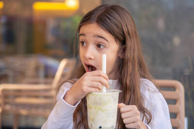 健康網》孩子能一起「乾杯」嗎？ 醫解析5類飲品