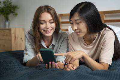 健康網》低頭滑手機=脖子掛西瓜！ 醫揭「2禁忌姿勢」