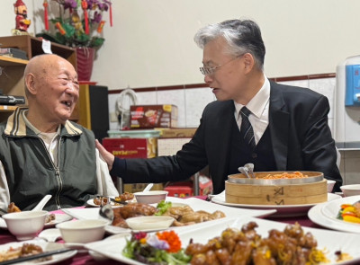 送百份愛心年菜 中榮院長與榮民圍爐