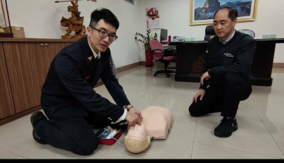 消防小隊長休假全家出遊 遇民眾異物梗塞出手救援