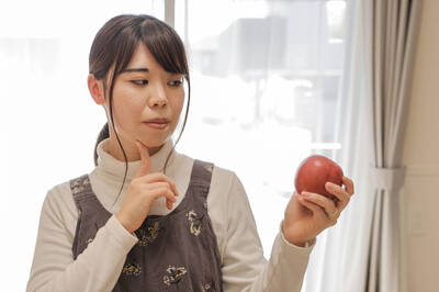 健康網》脹氣少吃蘋果、口香糖？營養師曝「8飲食」超NG