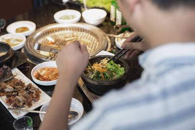 健康網》餐廳驚傳長者吃芝麻球噎死 醫談急救措施