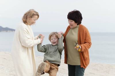 健康網》小孩飛高高哇哇大哭 醫：小心「保母肘」