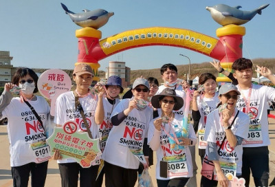 響應望安跳島半馬 澎縣衛生局齊跑鼓勵戒菸