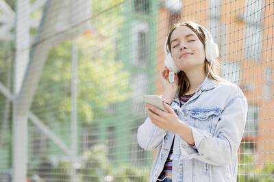 健康網》聽喜歡的音樂真能放鬆 芬蘭研究：打開大腦快樂開關