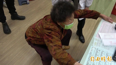 9旬嬤置雙膝關節後能深蹲 5月追隨粉紅超跑遶境
