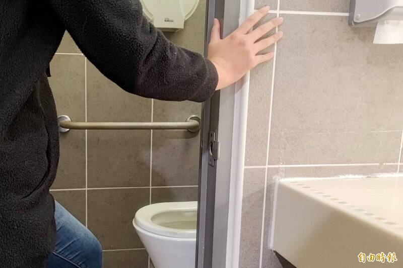 尿道穿環害慘！ 40歲男「雙股噴射」只能坐著小便