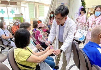 母親節將至 新營醫院教媽媽保健 應對「媽媽手」