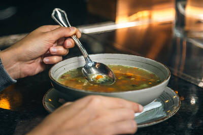 健康網》翁吃飯配「它」得癌前病變 醫：食道癌風險高90％