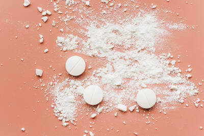 健康網》非所有藥品都能磨粉灌食！食藥署：這些劑型管灌有風險