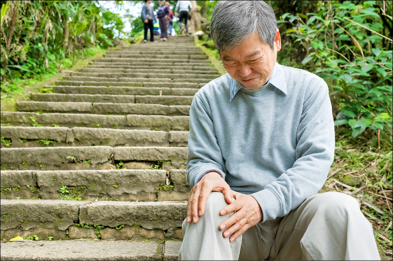 上下樓梯膝痛擾人 中醫浮針治療緩解