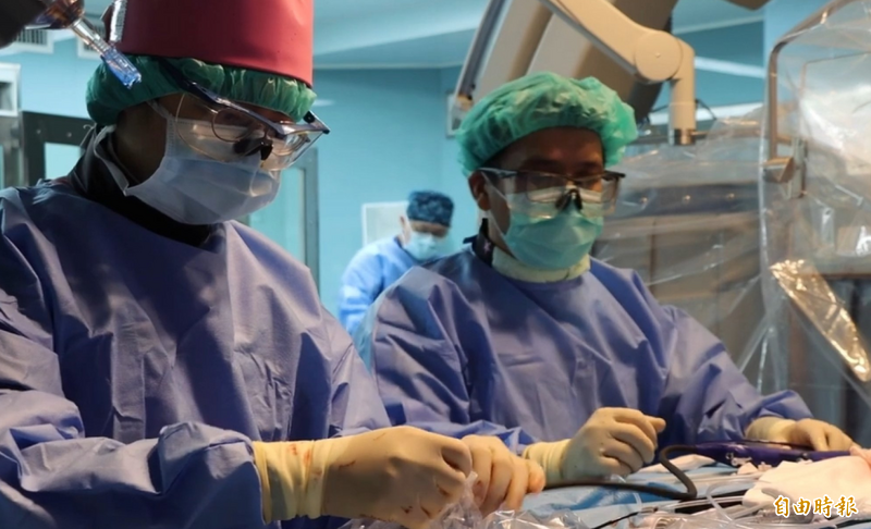 兒在新加坡絆倒下巴裂開手術   醫收30萬帳單：台灣醫療真的棒