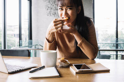 健康網》吃飽想睡、整天頭暈 醫：恐是血糖震盪惹禍