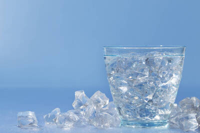 健康網》缺鐵性貧血患者愛咬冰塊？醫：異食癖的1種