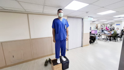 穿鞋常挑軟鞋墊不等於正確支撐  醫警：足弓塌陷讓人全身痠痛