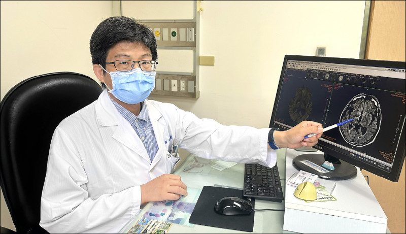 翁單腳抖動 醫揪「急性缺血性腦中風」