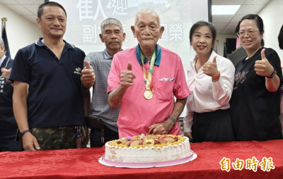 台中百歲人瑞耳聰目明行動自如 養生秘訣：要活就要動