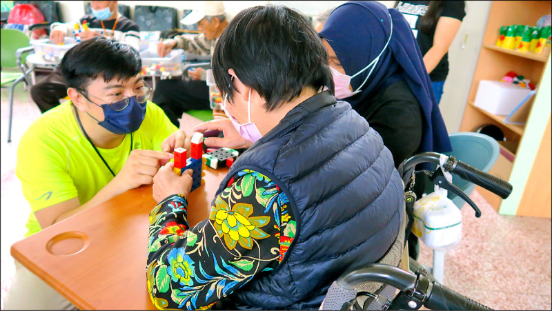 八旬翁變孤僻 就醫才知非憂鬱是失智