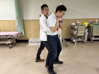 健康網》婦吃芭樂哽喉「噎到沒氣」 醫：6分鐘內快採哈姆立克急救