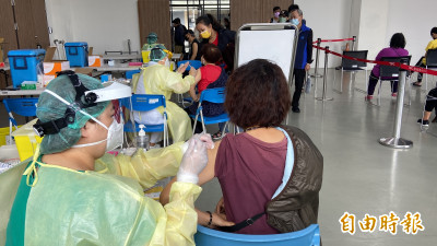 第二階段流感及新冠疫苗開打  賣場設接種站送水果 第二階段流感及新冠疫苗開打  賣場設接種站送水果